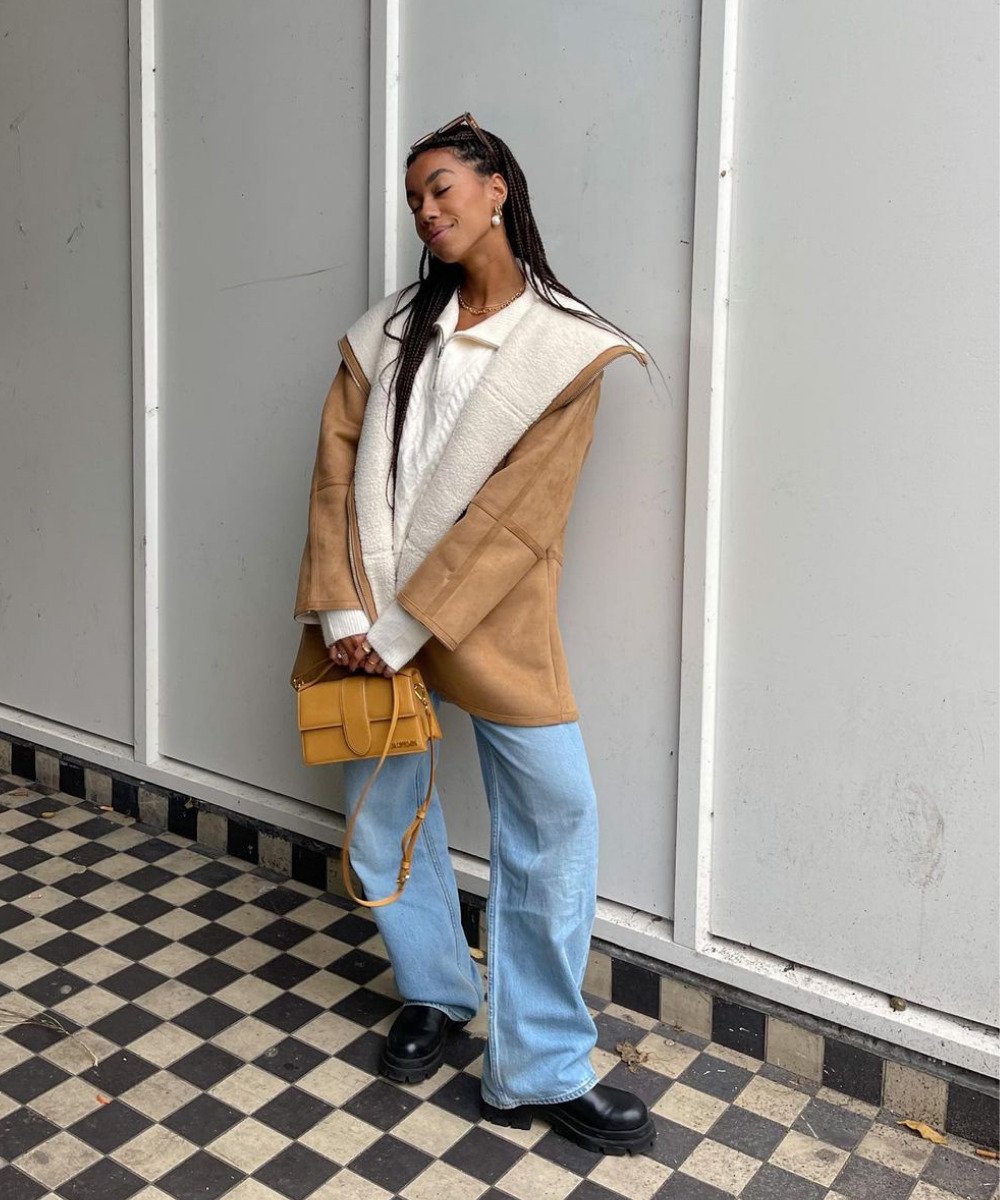 Amaka Hamelijnck - calça jeans, coturno preto, blusa branca e casaco shearling bege - looks com coturno - Inverno  - em pé na rua - https://stealthelook.com.br
