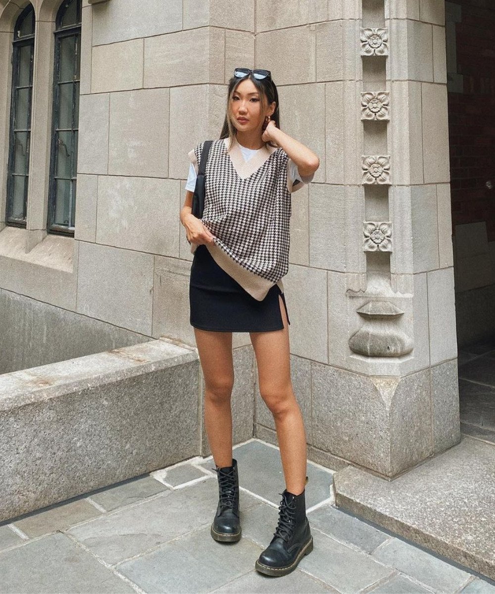 YuYan - saia, blusa bege, colete xadrez e coturno preto - looks com coturno - Outono - em pé na rua - https://stealthelook.com.br