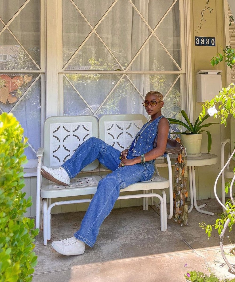 Cierra Nia - calça jeans, colete jeans e botas - looks jeans - Outono - sentada em um banco de madeira - https://stealthelook.com.br