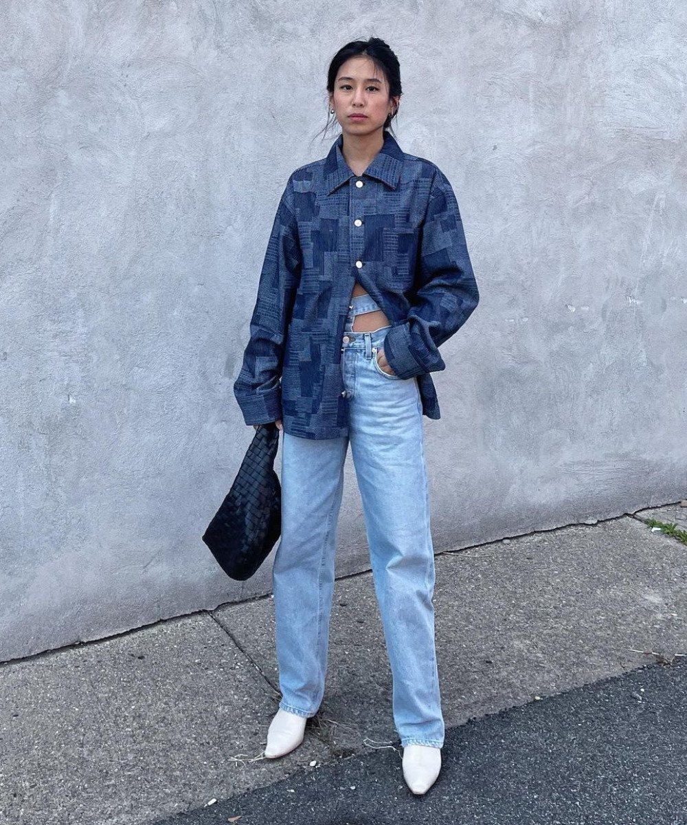 Kristen Lam - calça jeans cut-out e camisa jeans escura - looks jeans - Outono - em pé na rua - https://stealthelook.com.br