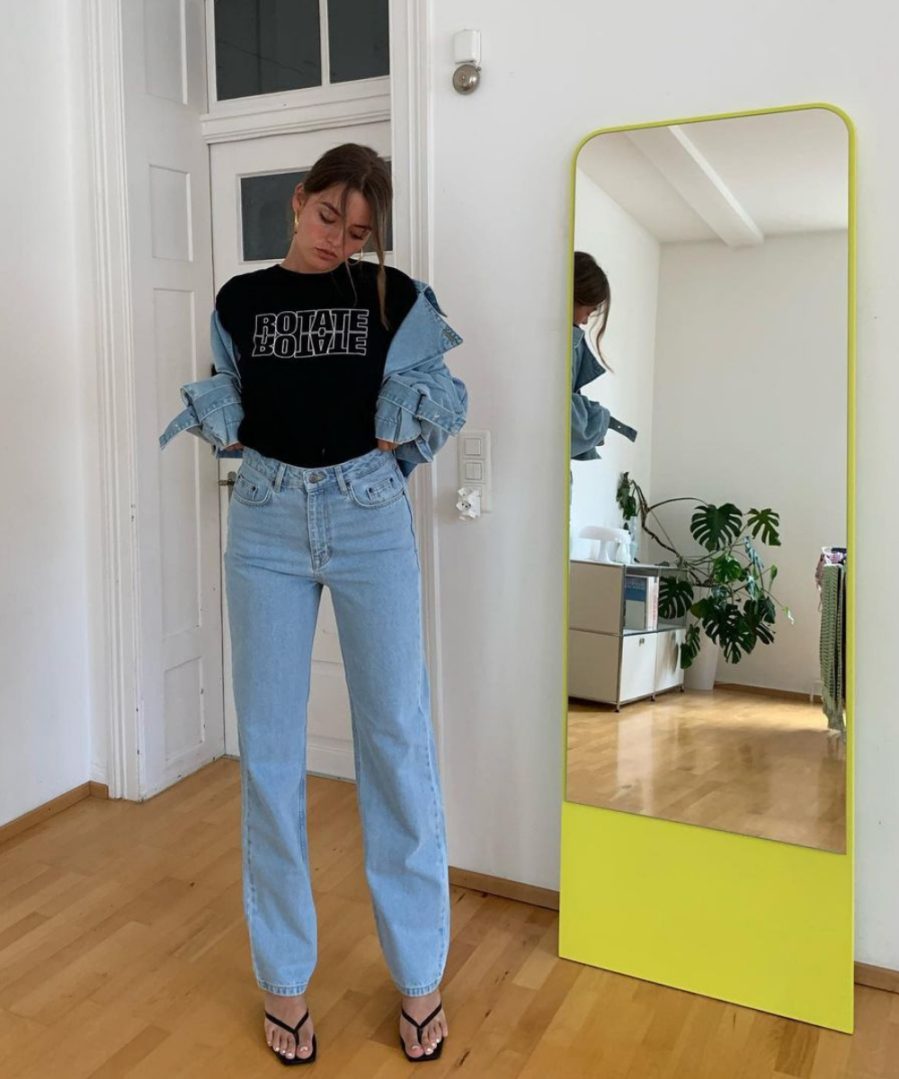 @maryljean - calça jeans, t-shirt preta e jaqueta jeans - looks jeans - Outono - em pé na casa  - https://stealthelook.com.br