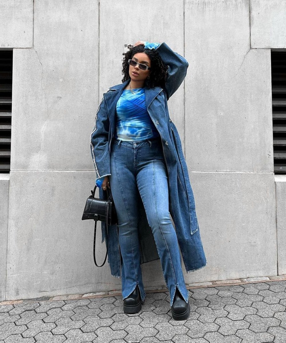 Vanessa Daniels - calça jeans, blusa de manga longa azul e casaco longo azul - looks jeans - Outono - em pé na rua passando a mão esquerda no cabelo - https://stealthelook.com.br