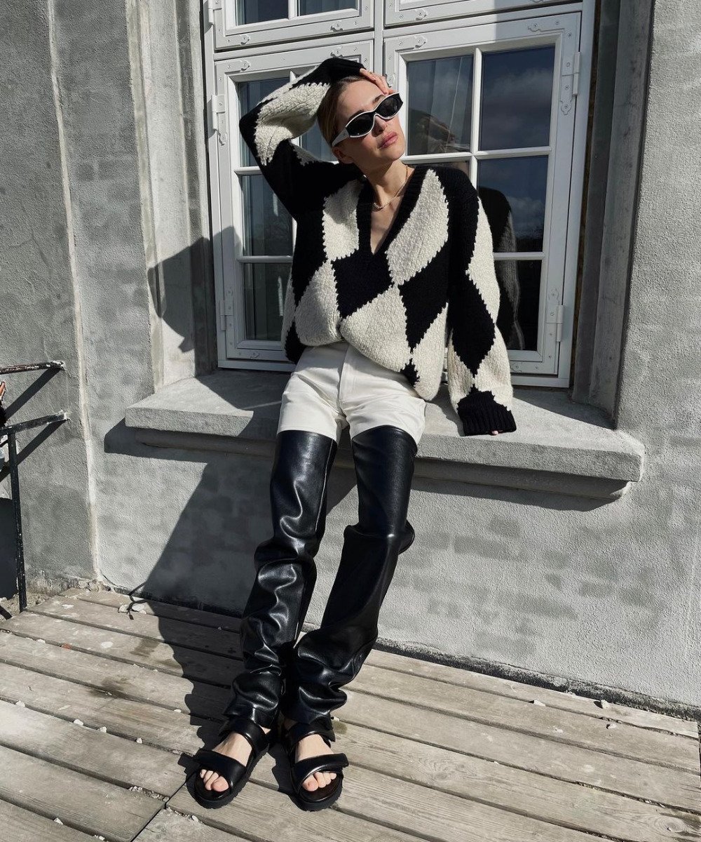 Pernille Teisbaek - calça branca e preta de p.u, tricô estampado e papetes - preto no look - Inverno  - em pé na varanda usando óculos de sol - https://stealthelook.com.br