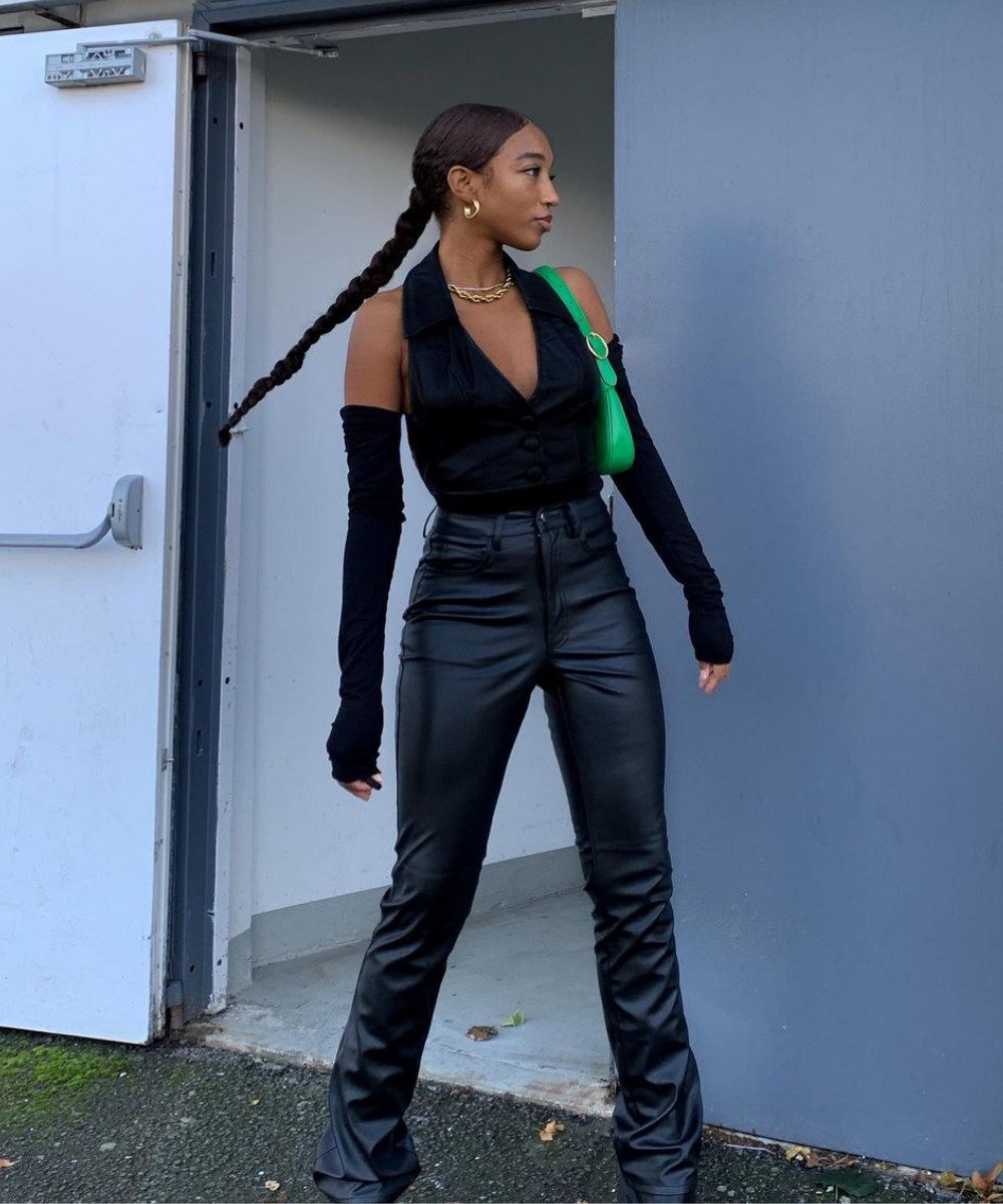 Solène Oj - calça de p.u preta, blusa, luvas e bolsa verde - preto no look - Outono - em pé na rua - https://stealthelook.com.br