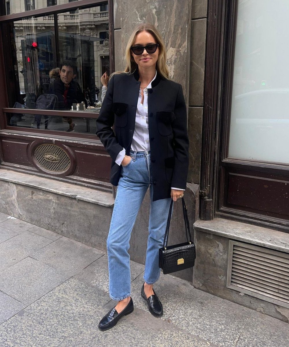 Claire Rose Cliteur - calça jeans, mocassim, camisa branca e blazer preto - entrevista de emprego - Outono - em pé na rua usando óculos de sol - https://stealthelook.com.br