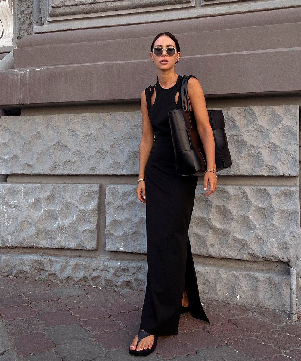 It girls - sapato polêmico, vestido preto, all black, monocromático - sapato polêmico - Outono - Street Style  - https://stealthelook.com.br