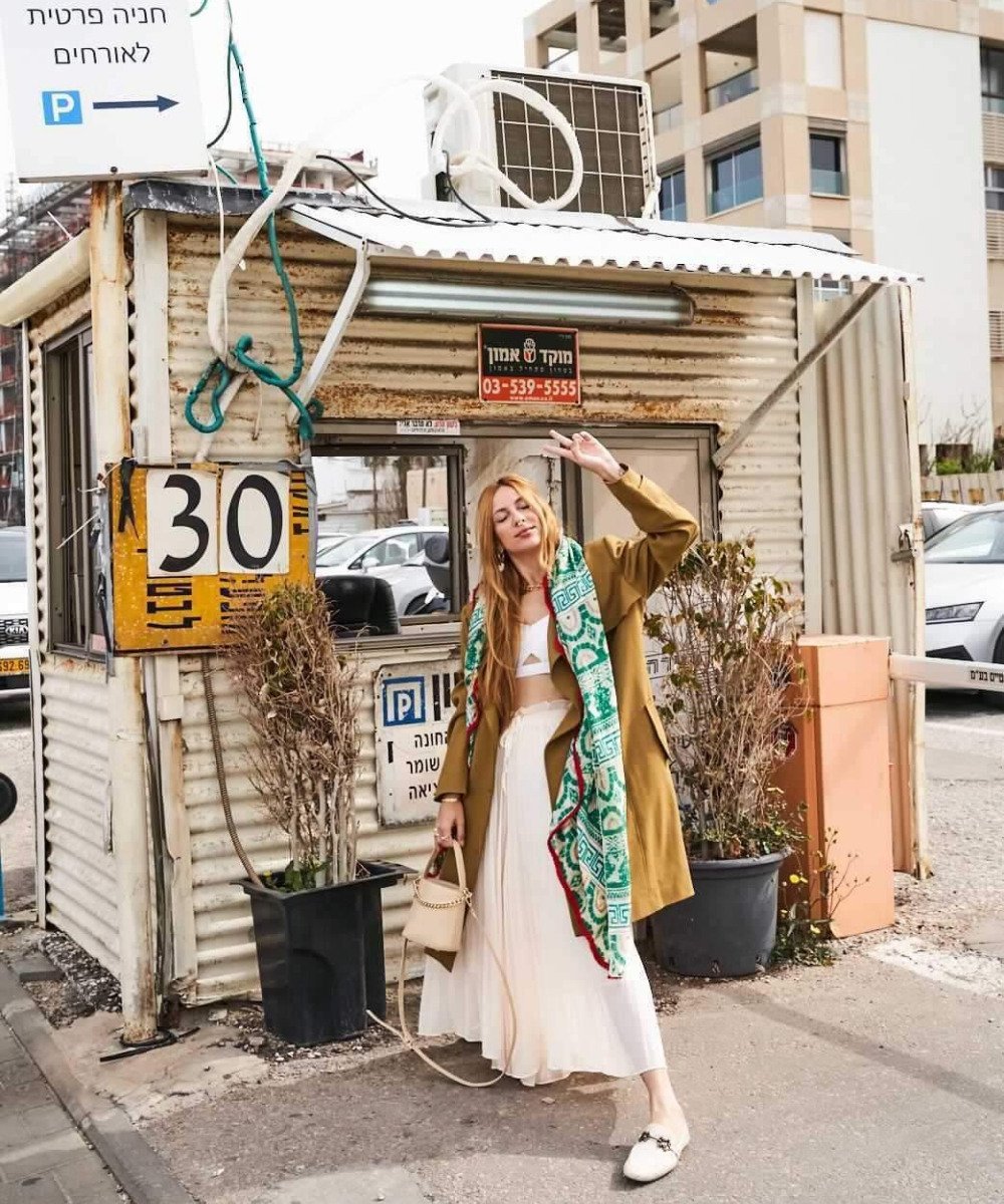 Ali Santos - saia longa, cropped, lenço e mule off white - viajar para Israel - Verão - em pé na rua - https://stealthelook.com.br