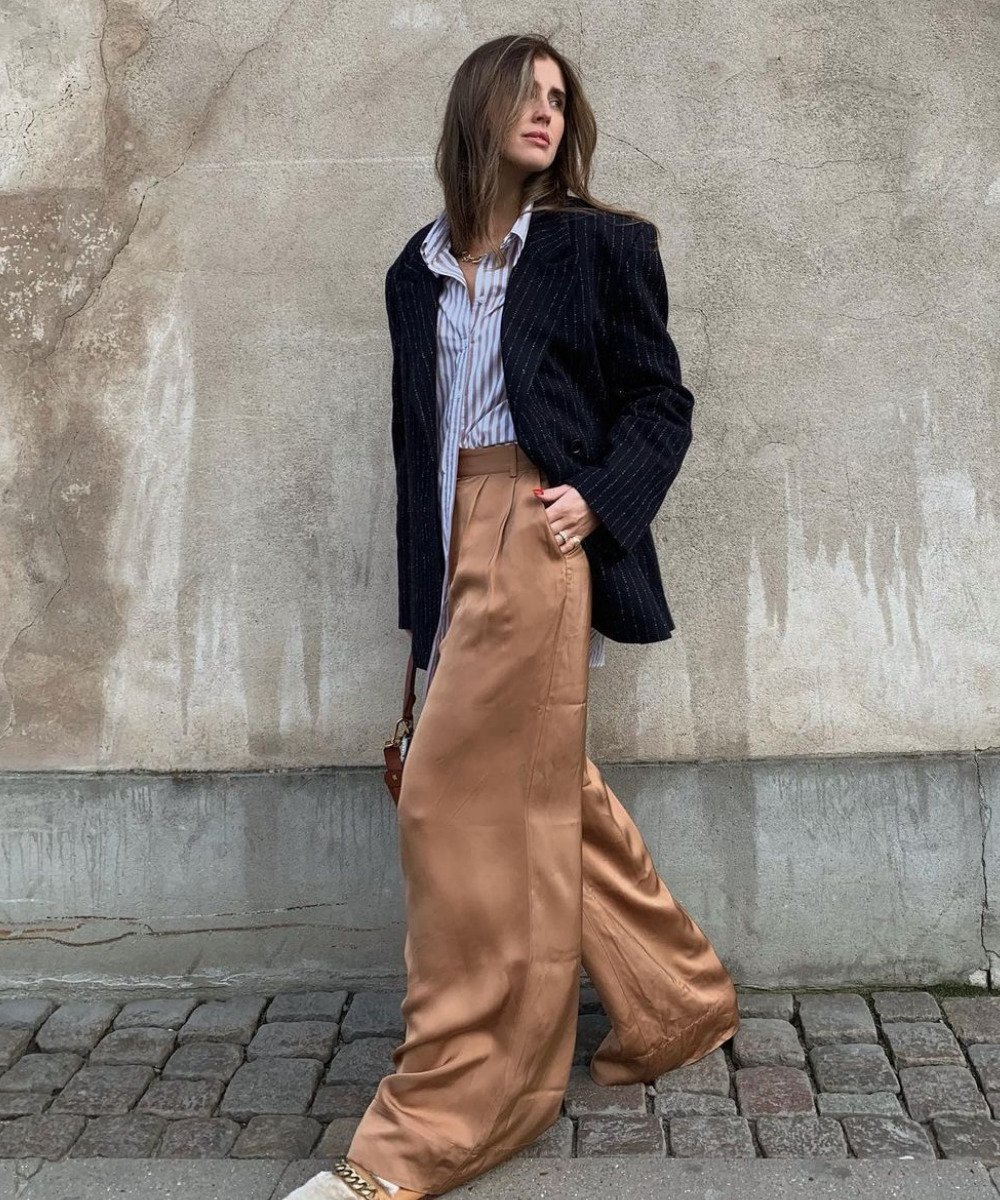 Darja Barannik - calça pantalona marrom, camisa listrada e blazer risca de giz azul marinho - cores neutras - Outono - em pé na rua - https://stealthelook.com.br