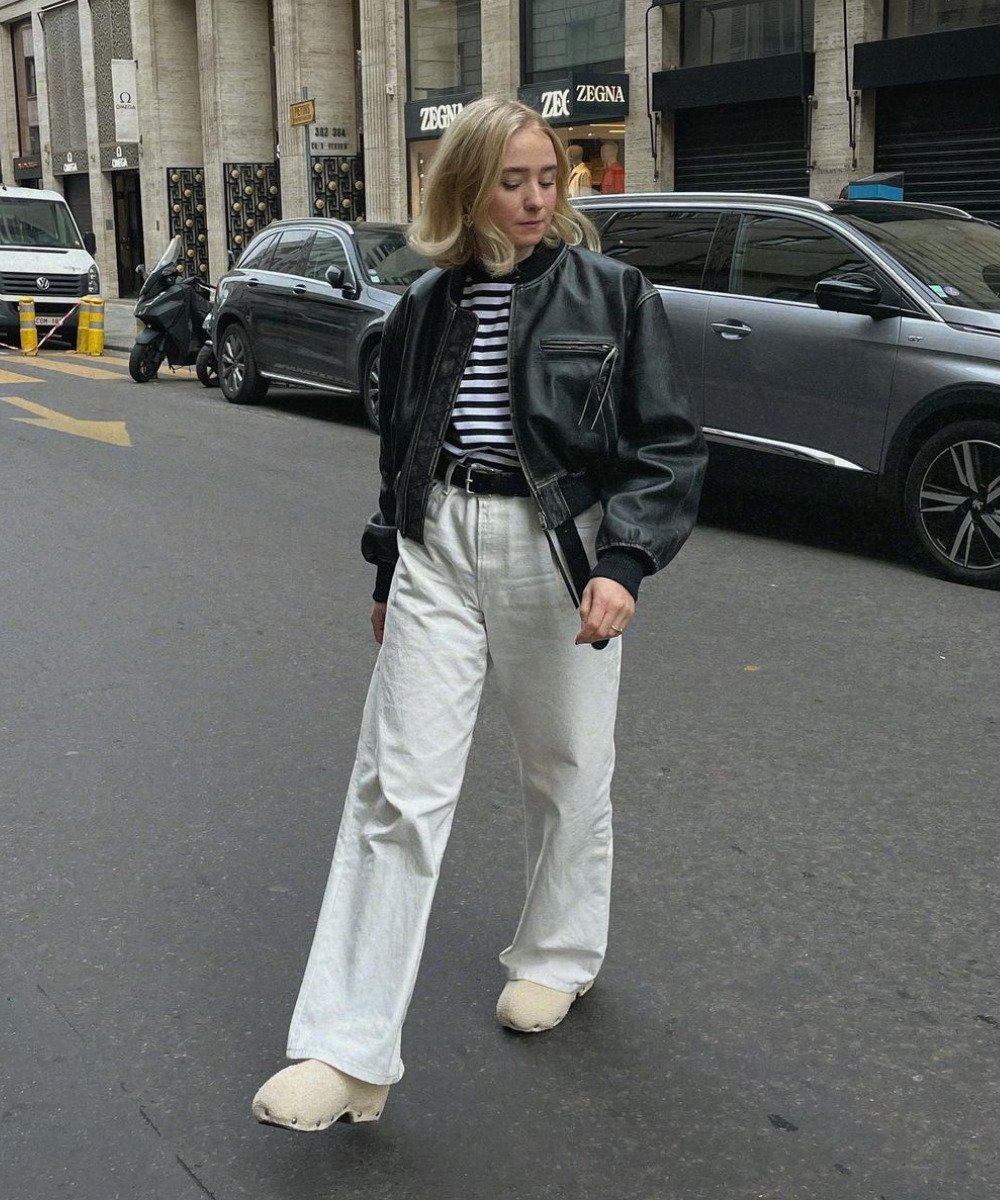 Fanny Ekstrand Tourneur - calça jeans, blusa listrada e jaqueta de couro - cores neutras - Outono - andando na rua - https://stealthelook.com.br