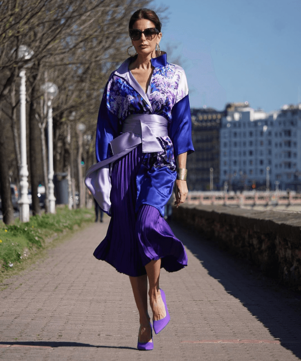 Pilar De Arce - kimono estampado e saia midi plissada roxa - peças-chave versáteis - Inverno 2022 - na rua - https://stealthelook.com.br