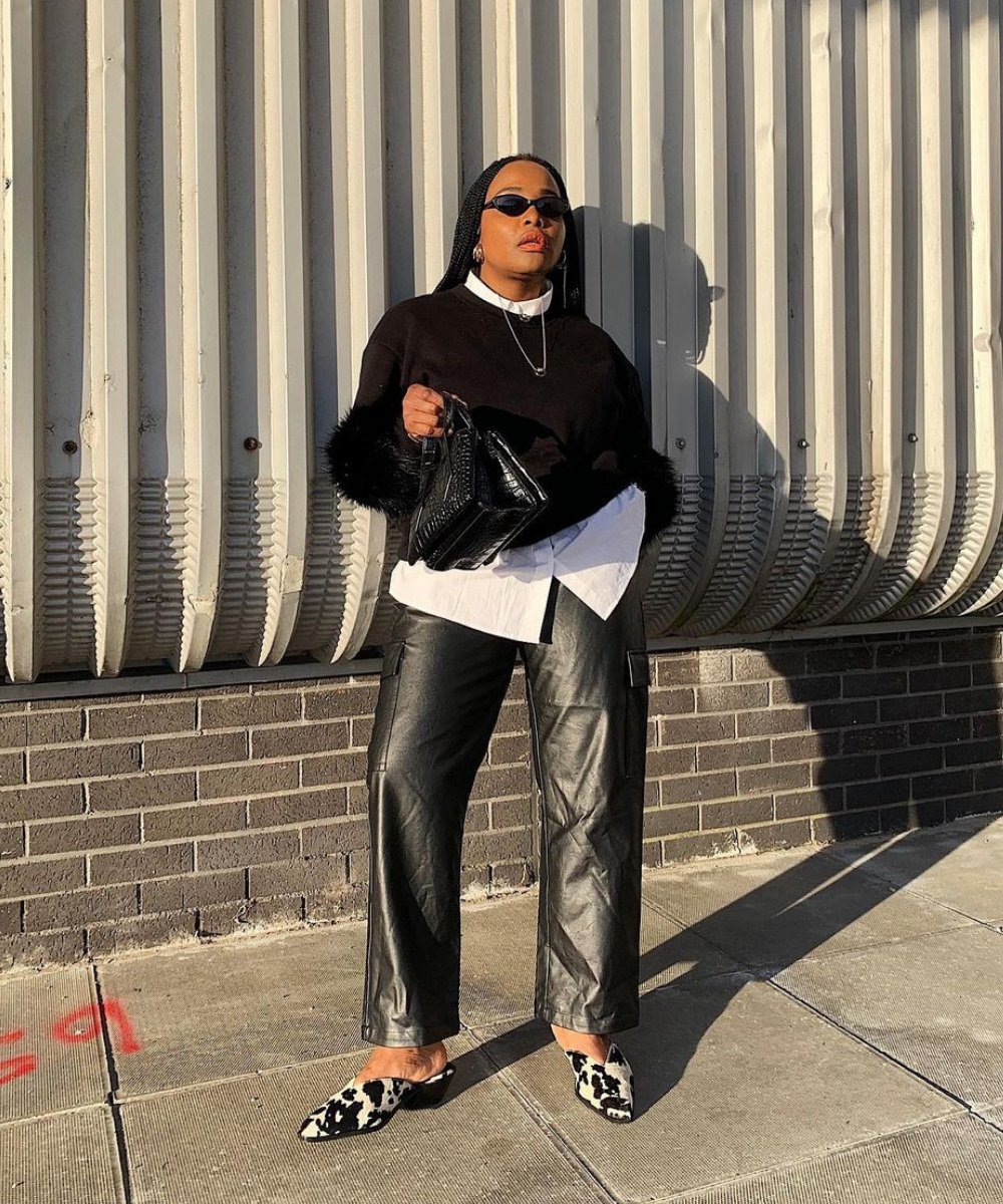 Ada Oguntodu - calça de couro preta, sandália de animal print, camisa e trico preto - inverno 2022 - Inverno  - em pé na rua usando óculos de sol - https://stealthelook.com.br