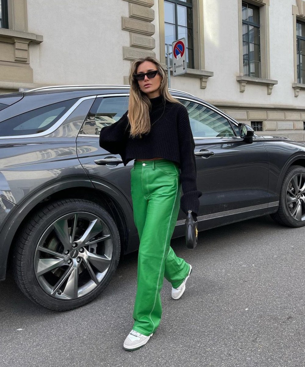 Olivia Faeh - calça de p.u verde, trico preto e tenis branco - inverno 2022 - Outono - andando na rua usando óculos de sol - https://stealthelook.com.br