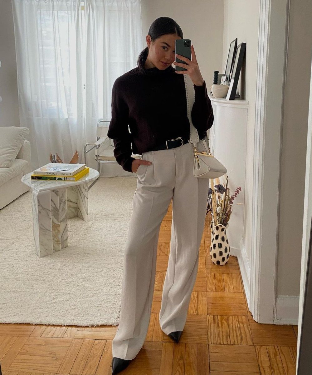 Sasha Mei - calça de alfaiataria preta, trico preto e scarpin preto - inverno 2022 - Inverno - em pé e tirando foto no espelho - https://stealthelook.com.br