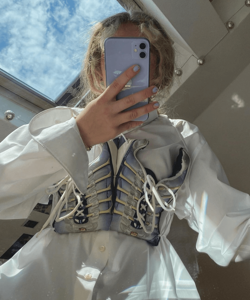 @helenaaland - corset de tênis e camisa branca oversized - corsets de tênis - Outono - foto na frente do espelho - https://stealthelook.com.br
