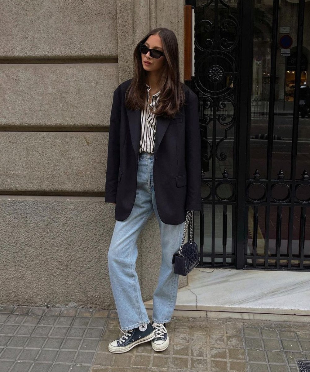 Felicia Akerstrom - calça jeans, blazer azul marinho e converse all star - tênis da moda - Outono - em pé na rua usando óculos de sol - https://stealthelook.com.br
