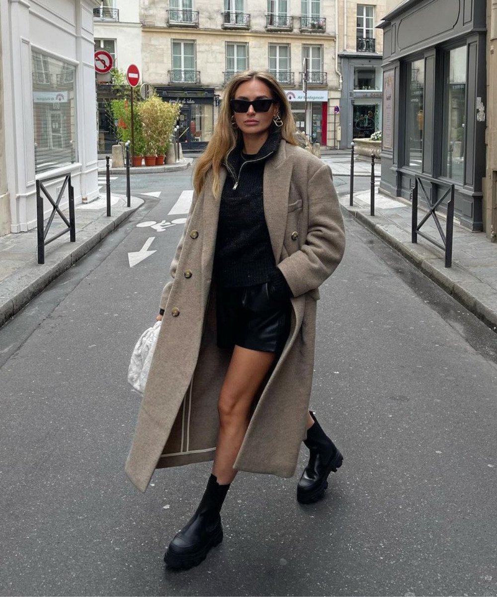 Olivia Faeh - shorts de p.u preto, tricot e trench coat bege - tendências de inverno - Inverno  - andando na rua usando óculos de sol - https://stealthelook.com.br