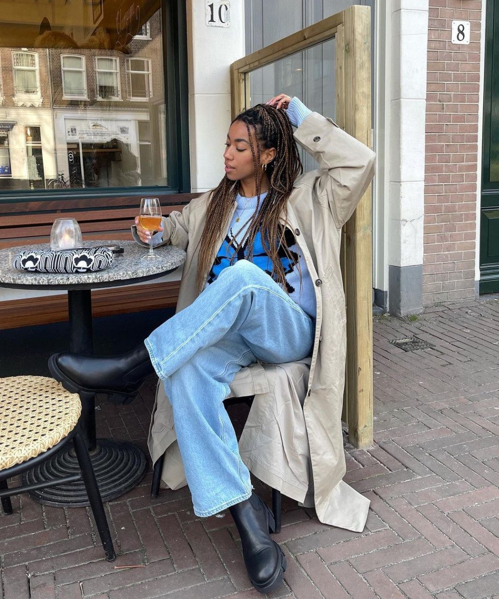 Amaka Hamelijnck - calça jeans, coturno, tricot e trench coat bege - tendências de inverno - Inverno  - sentada em um café - https://stealthelook.com.br