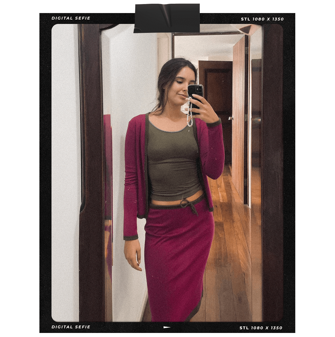 @marianaberao - conjunto roxo de saia midi e cardigan - armário da vovó - Outono - foto na frente do espelho - https://stealthelook.com.br