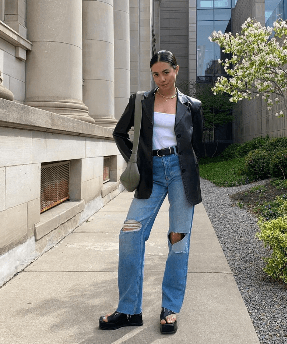 Sasha Mei - calça jeans, top branco, jaqueta preta e tamanco preto - looks novos - Outono - em pé na rua - https://stealthelook.com.br