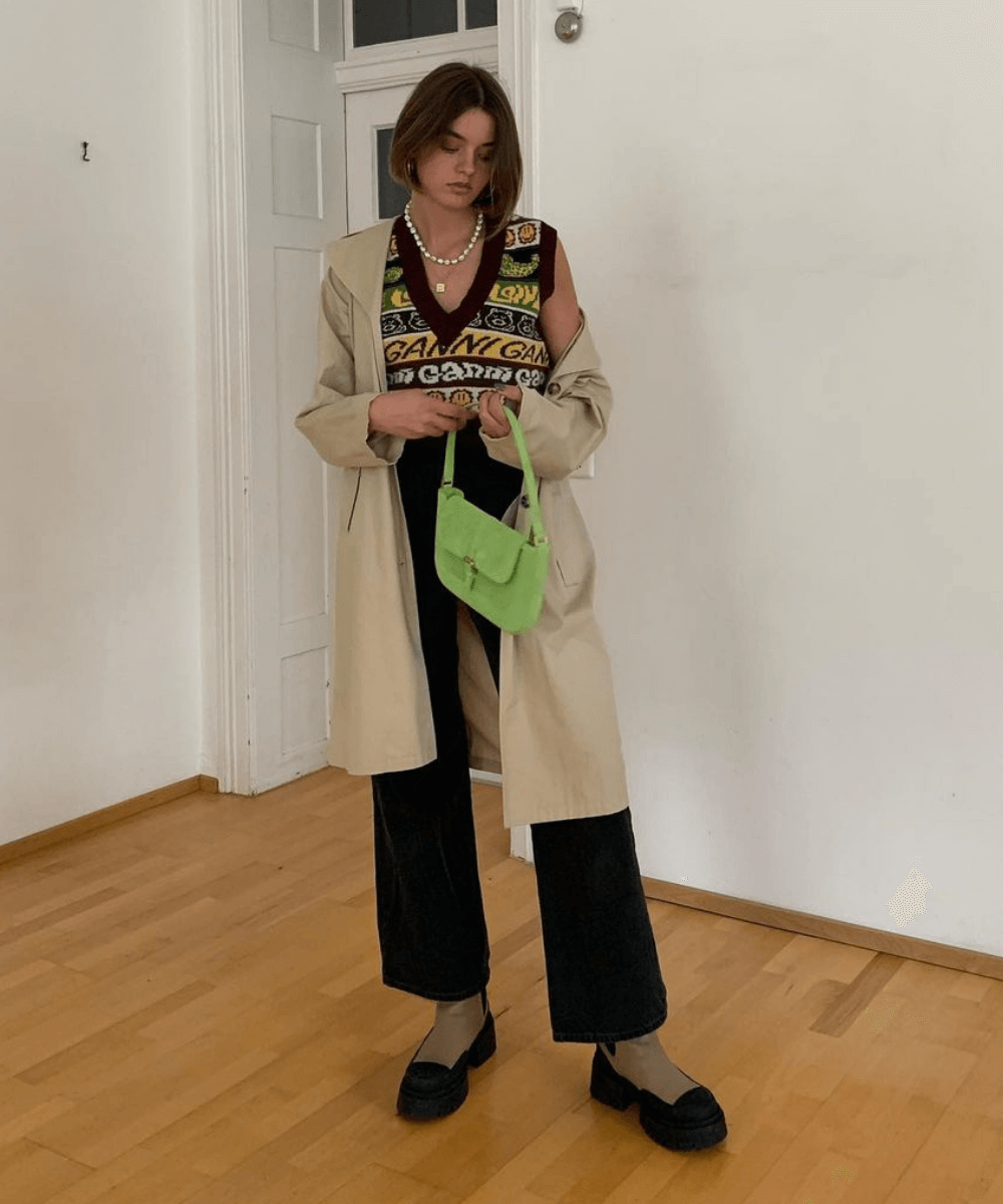 @maryljean - calça, coturno, colete de trico e trench coat - looks novos - Inverno  - em pé na sala  - https://stealthelook.com.br