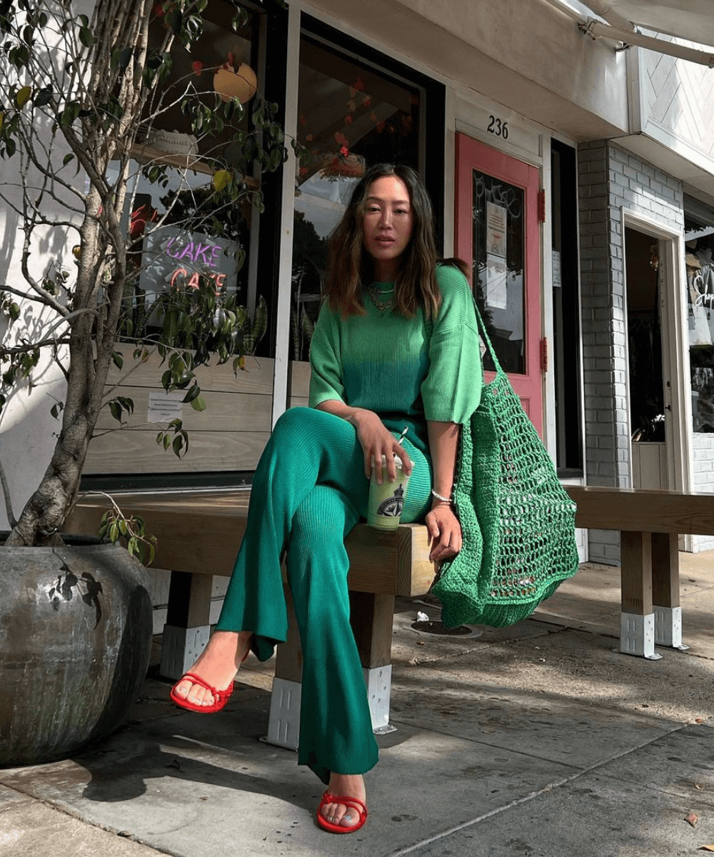 Aimee Song - calça pantacourt verde, tricot verde e sandália vermelha - looks novos - Outono - sentada na rua - https://stealthelook.com.br