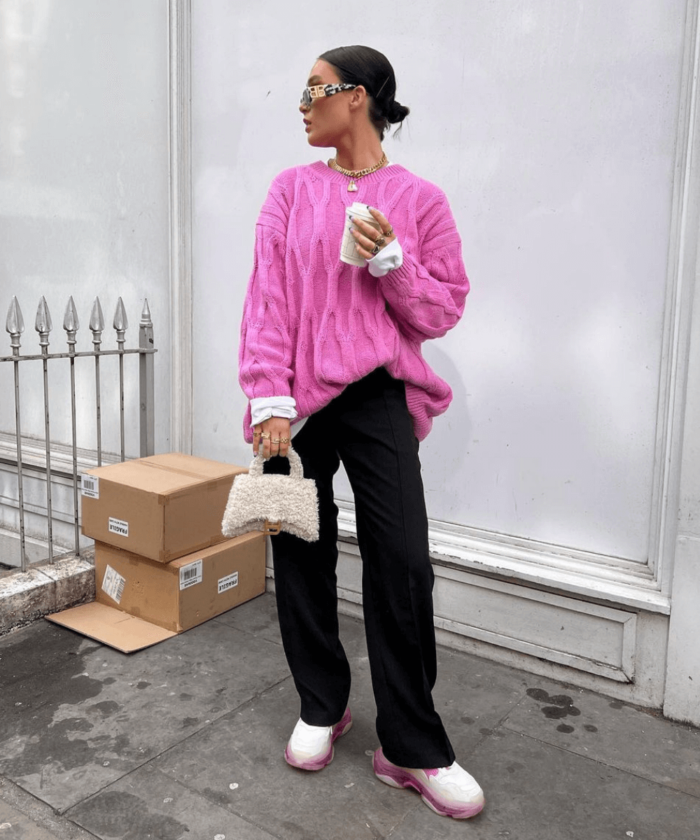 Alicia Roddy - calça preta, trico rosa e tênis rosa - looks novos - Inverno  - em pé na rua - https://stealthelook.com.br