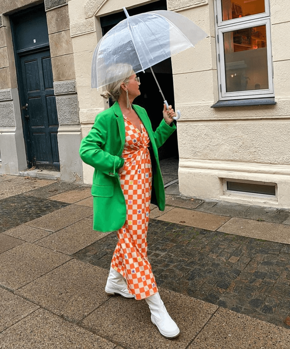 Mette | @msorrig - vestido longo estampado, blazer verde e bota - looks para convidada de casamento - Outono - em pé na rua segurando um guarda-chuva transparente - https://stealthelook.com.br