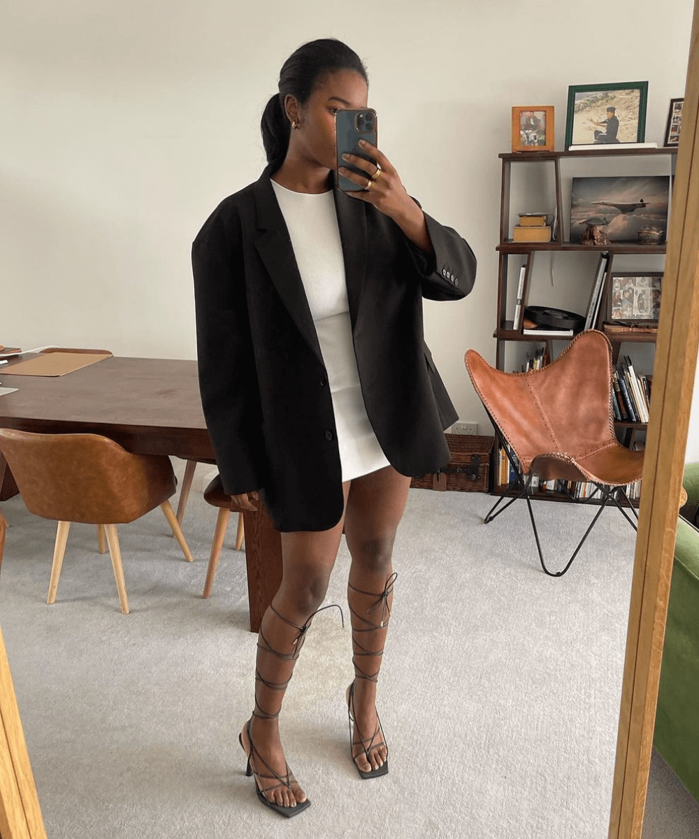 @nlmarilyn - vestido curto, blazer e sandália gladiadora - looks novos - Outono - foto na frente do espelho - https://stealthelook.com.br