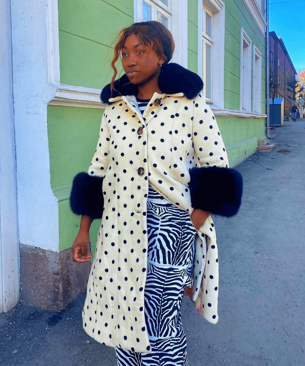 Nnenna Echem - casaco poá com calça zebra print - combinações de estampas - Inverno 2022 - na rua - https://stealthelook.com.br