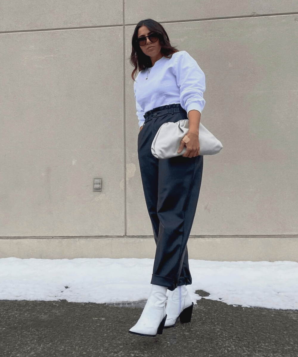 @chasingoutfits - blusa de moletom branca com calça de alfaiataria e bota branca - looks com bota branca e off white - Inverno 2022 - na rua - https://stealthelook.com.br