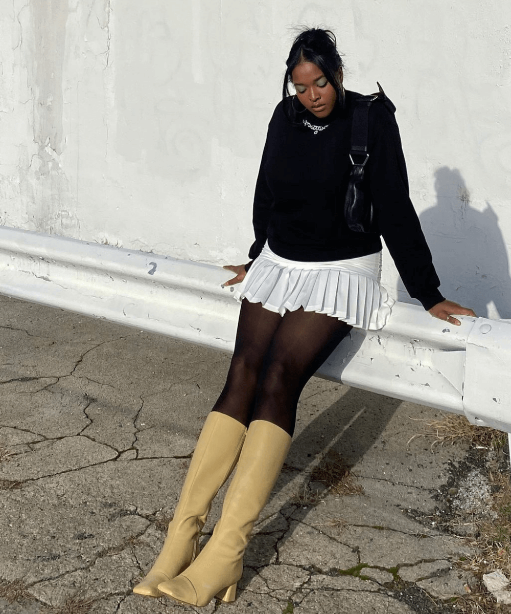Imani Randolph - moletom com saia college e meia-calça forrada - meia-calça forrada - Inverno 2022 - na rua - https://stealthelook.com.br