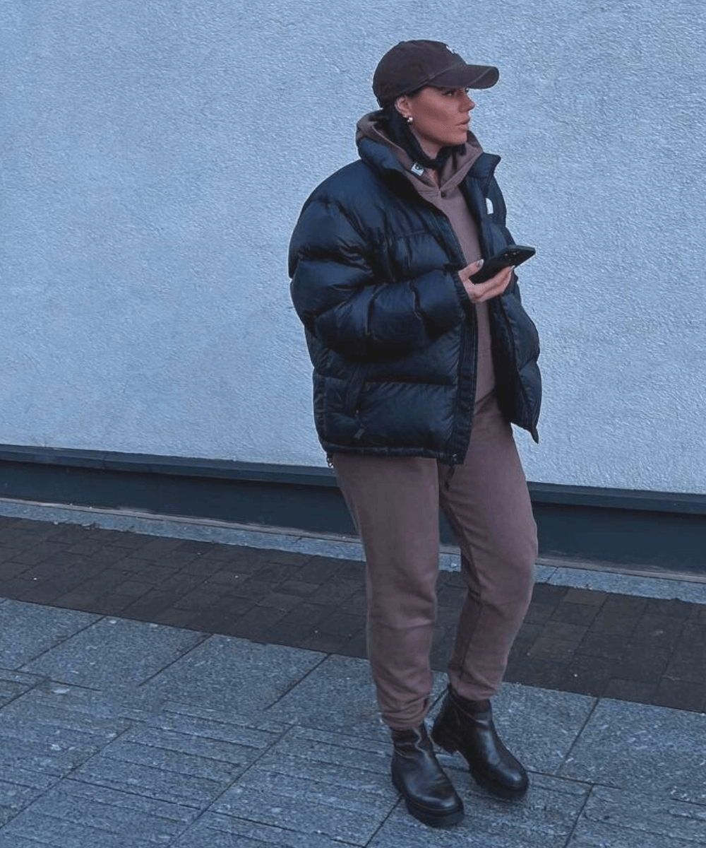 Grace Surguy - conjunto de moletom marrom com puffer jackets - puffer jackets - Inverno 2022 - na rua - https://stealthelook.com.br