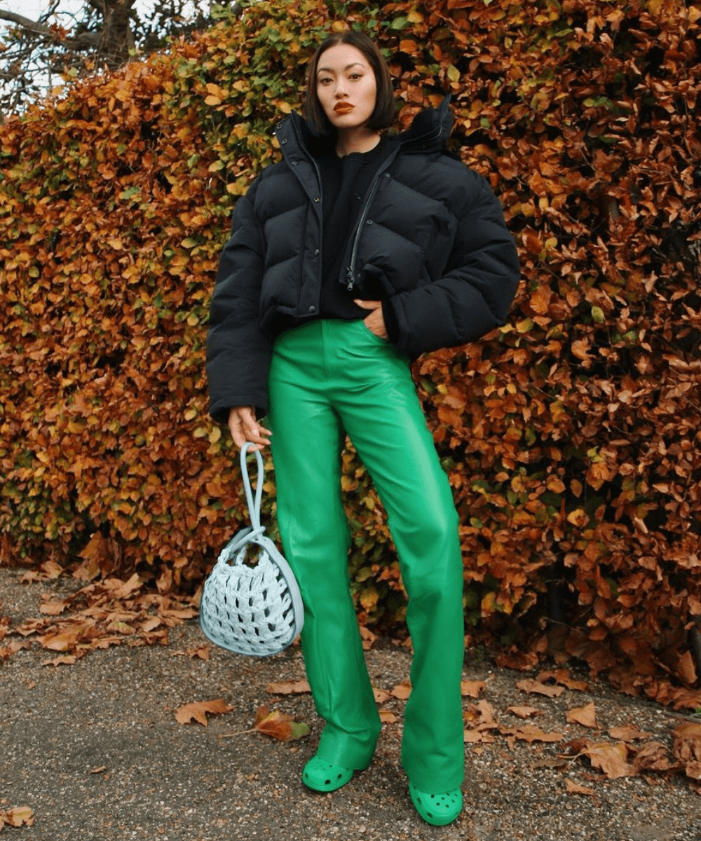 Tiffany Hsu - puffer jackets com calça de P.U verde - puffer jackets - Inverno 2022 - na rua - https://stealthelook.com.br