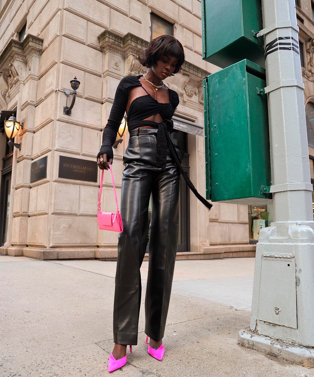 It girls - sapatos plataforma, sandália rosa, look all black - sapatos plataforma - Outono - Street Style  - https://stealthelook.com.br