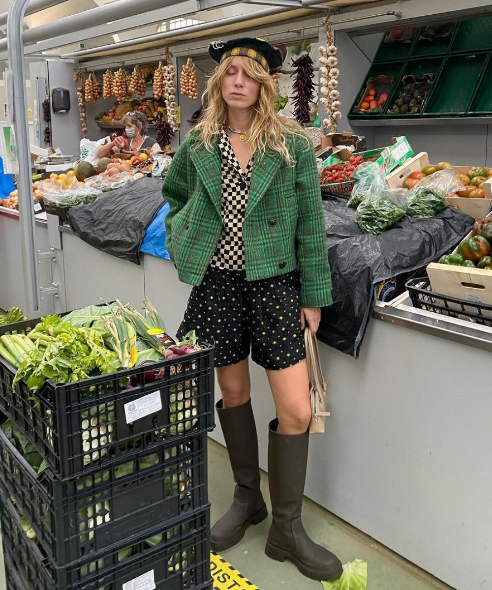 @couturekulten - shorts, jaqueta verde, boina e botas verdes musgo - bota de chuva - Outono - em pé no mercado na frente de caixas com legumes - https://stealthelook.com.br