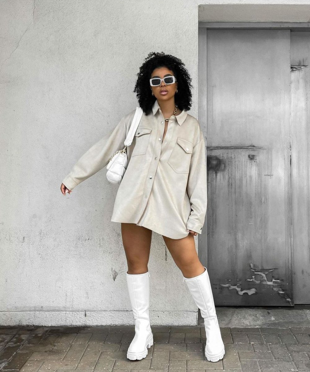 Vanessa Daniels - camisa oversized off white, óculos e bota longa - bota de chuva - Outono - em pé na rua - https://stealthelook.com.br
