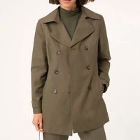 casaco trench coat com faixa e ombreiras verde militar
