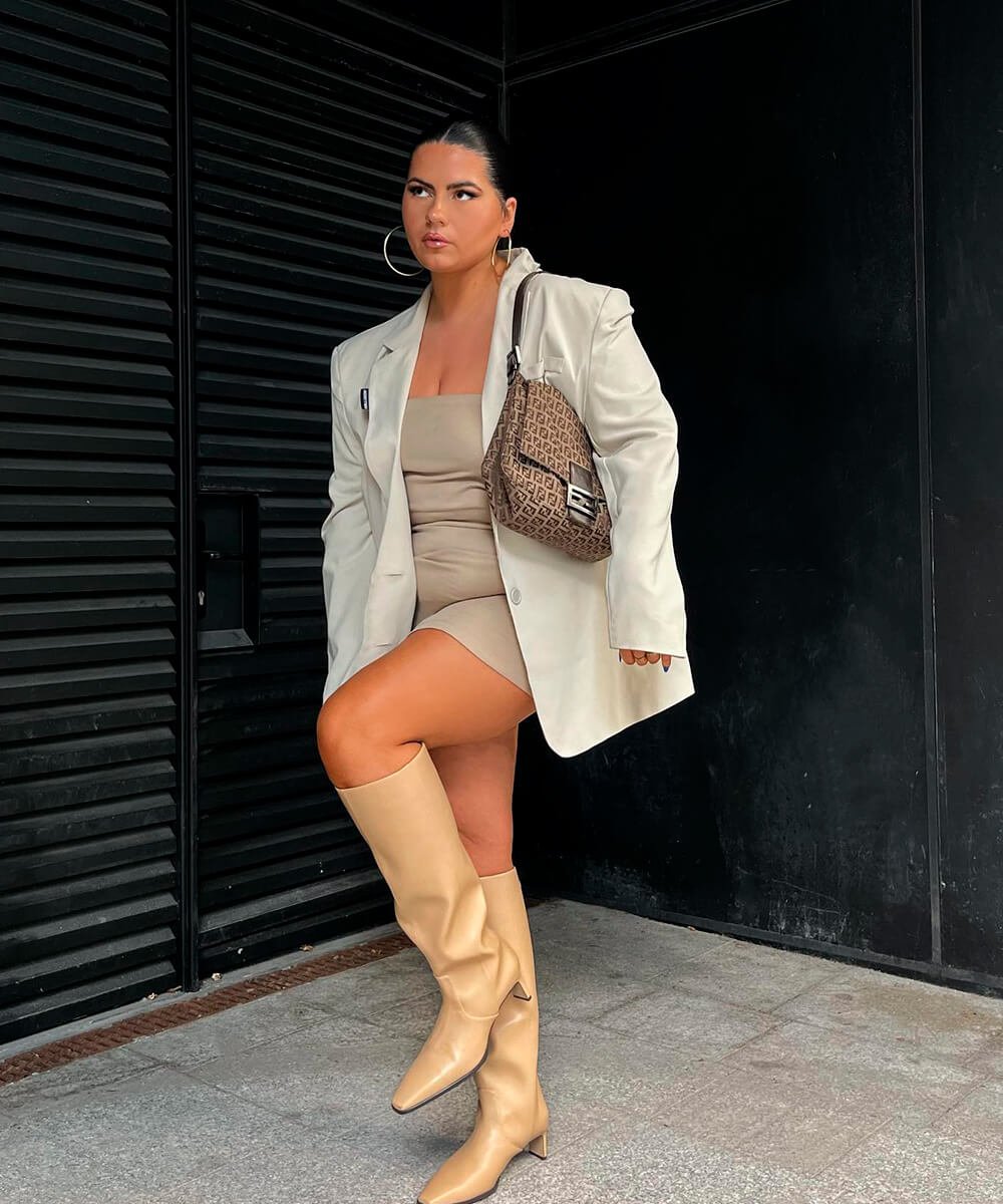 It girls - Como usar vestido no inverno, blazer, bota cano longo - Como usar vestido no inverno - Outono - Street Style  - https://stealthelook.com.br