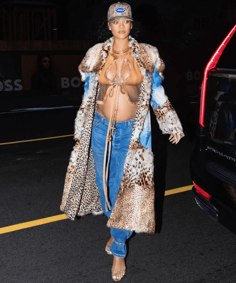 Rihanna - calça jeans, casaco de animal print e boné - looks de grávida da Rihanna - Outono - andando na rua - https://stealthelook.com.br