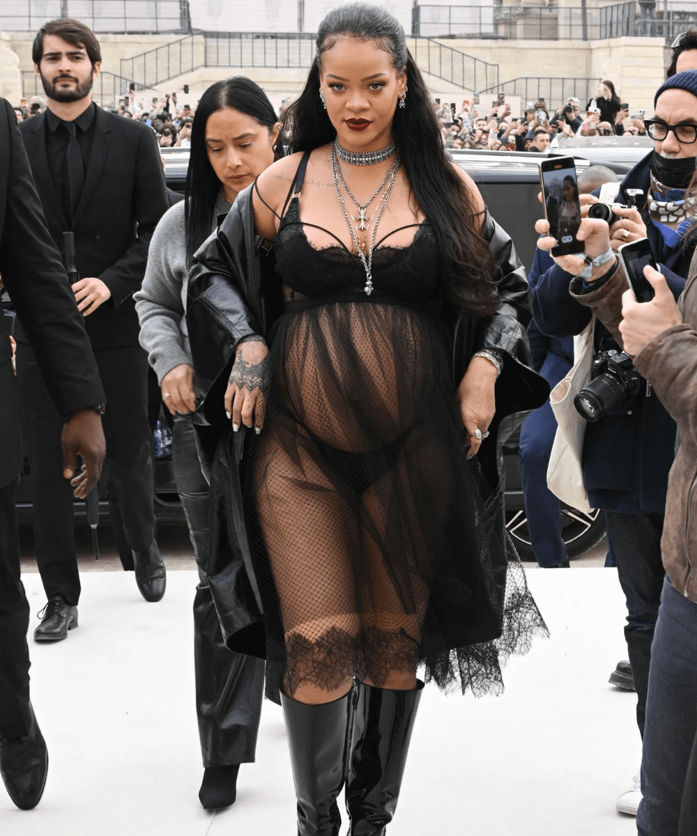 Rihanna - top de lingerie preto, casaco transparente e botas over pretas - looks de grávida da Rihanna - Verão - andando na rua - https://stealthelook.com.br