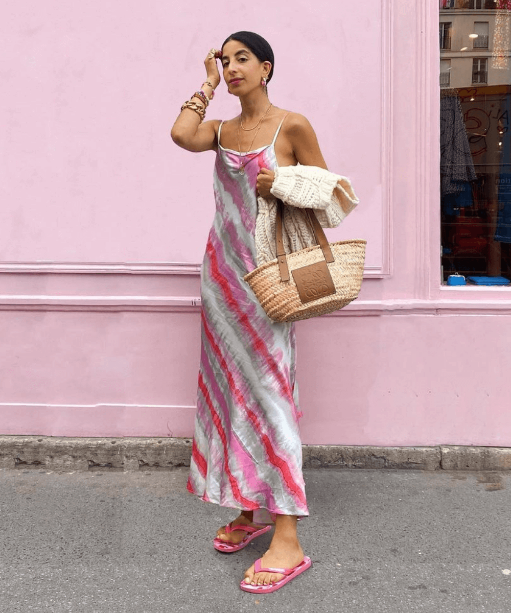 Selma Kaci - vestido slip dress e chinelo rosa - chinelo confortável - verão - em pé na rua - https://stealthelook.com.br