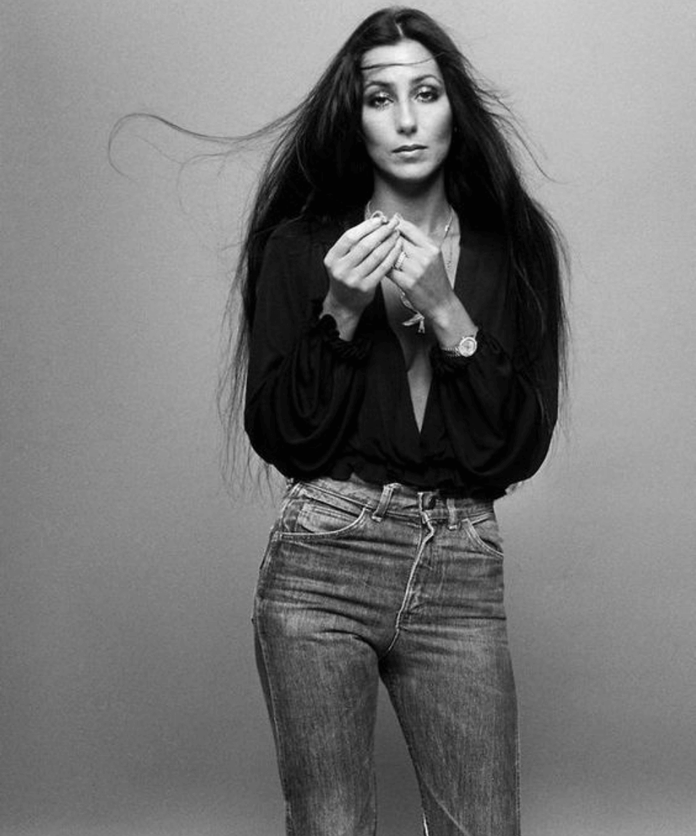 Cher - blusa preta e calça jeans - dia mundial do jeans - Inverno 2022 - campanha - https://stealthelook.com.br
