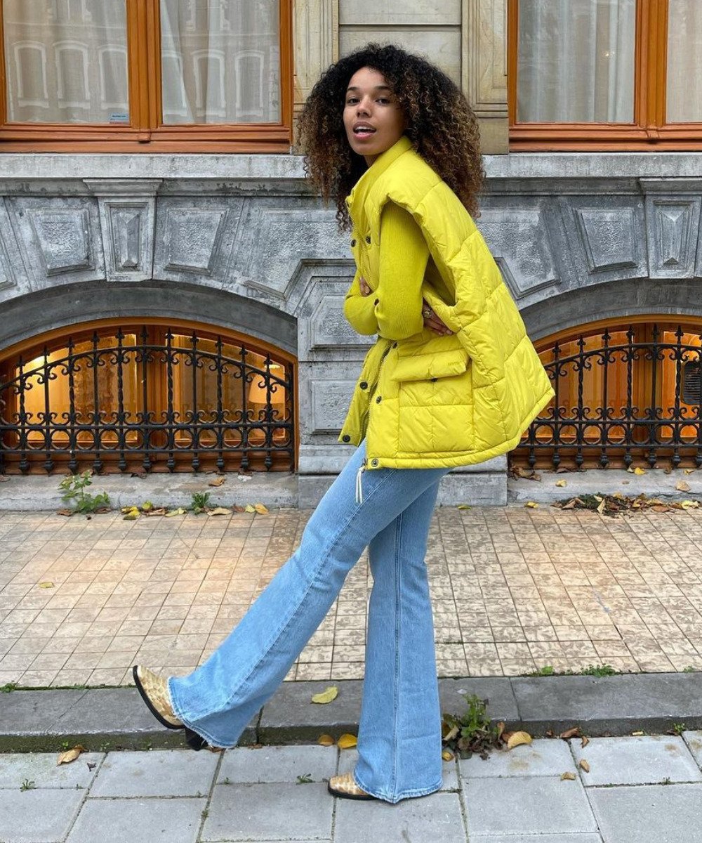 Fia Hamelijnck - calça jeans, blusa amarela e colete puffer amarelo - moda inverno 2022 - Inverno  - em pé na rua - https://stealthelook.com.br