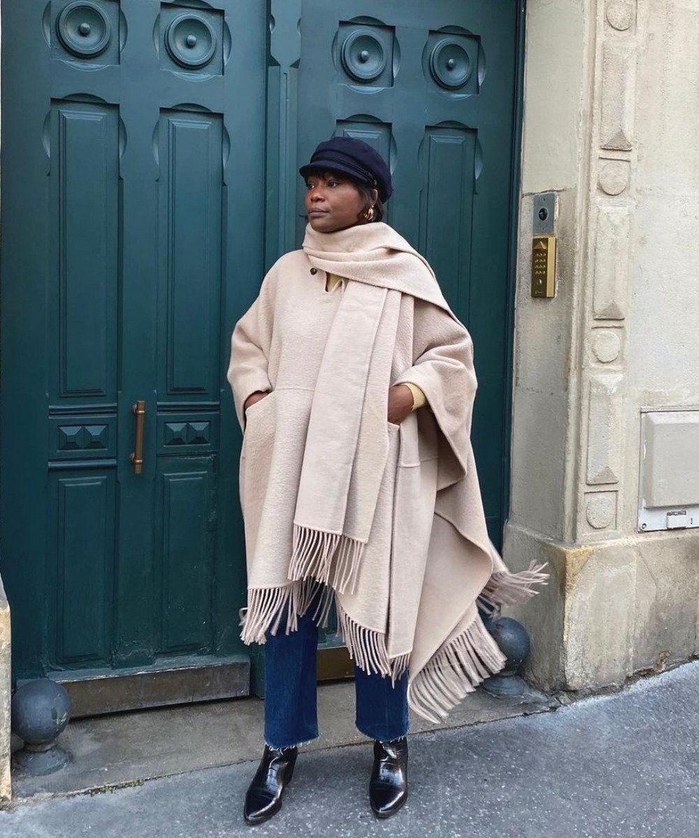 @frannyfyne - calça, poncho e maxi cachecol - moda inverno 2022 - Inverno - em pé na rua - https://stealthelook.com.br