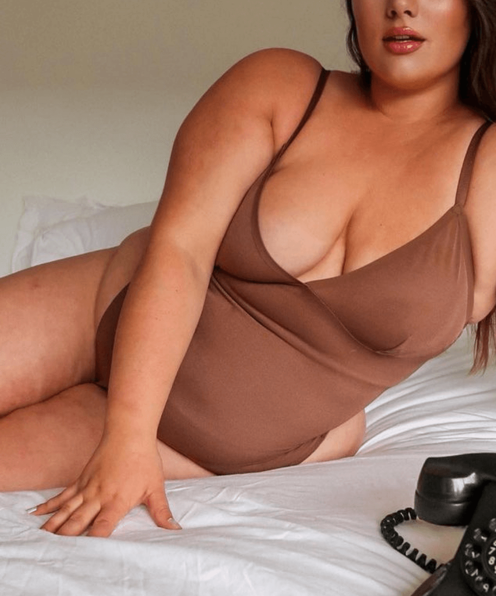 @michellejulietnaylaa - body marrom - Met Gala - verão - sentada em uma cama com lençol branco - https://stealthelook.com.br