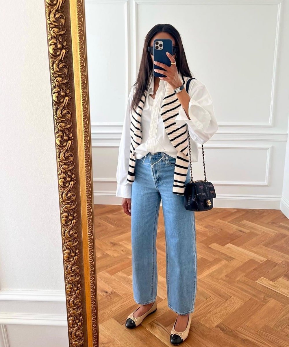 Lorna | @symphonyofsilk - calça reta jeans, camisa branca, sapatilha matelasse - looks com camisa social - Primavera - foto na frente do espelho - https://stealthelook.com.br