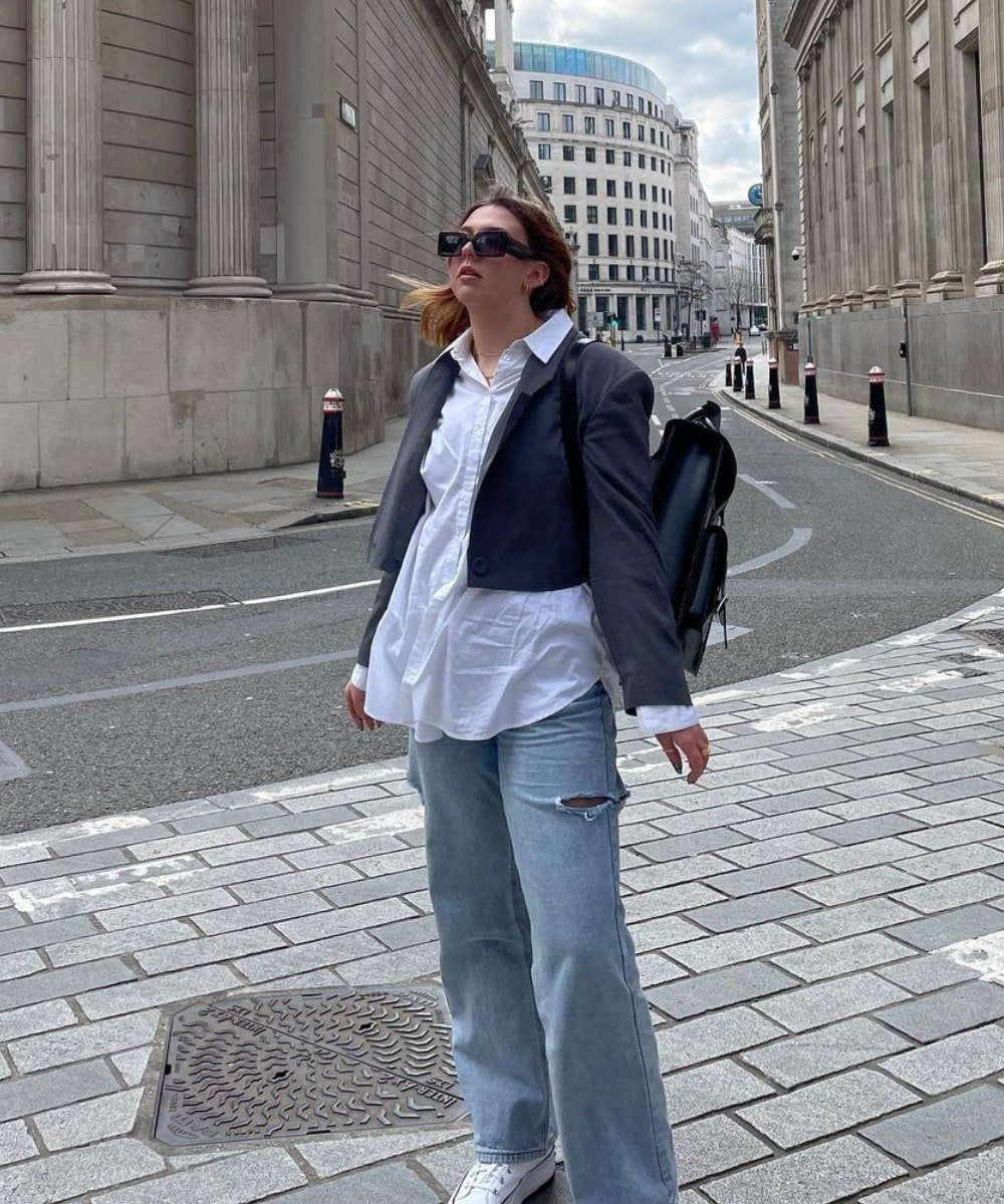 Madison | @Madisoneley - calça jeans, camisa e blazer cropped - looks com camisa social - Outono - em pé na rua usando óculos de sol - https://stealthelook.com.br