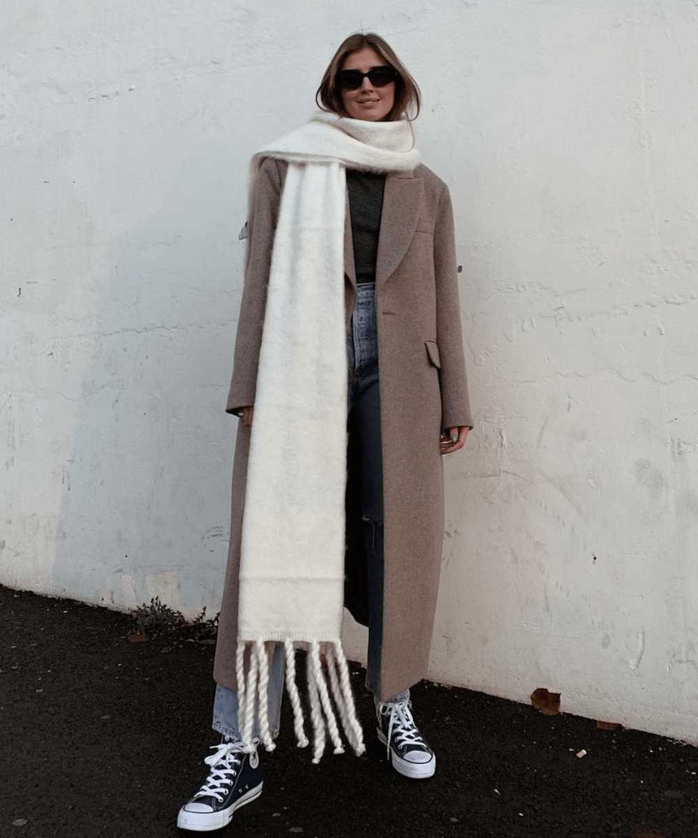 Darja Barannik - calça jeans, tênis, blusa e casaco longo - looks de inverno - Inverno  - em pé na rua - https://stealthelook.com.br