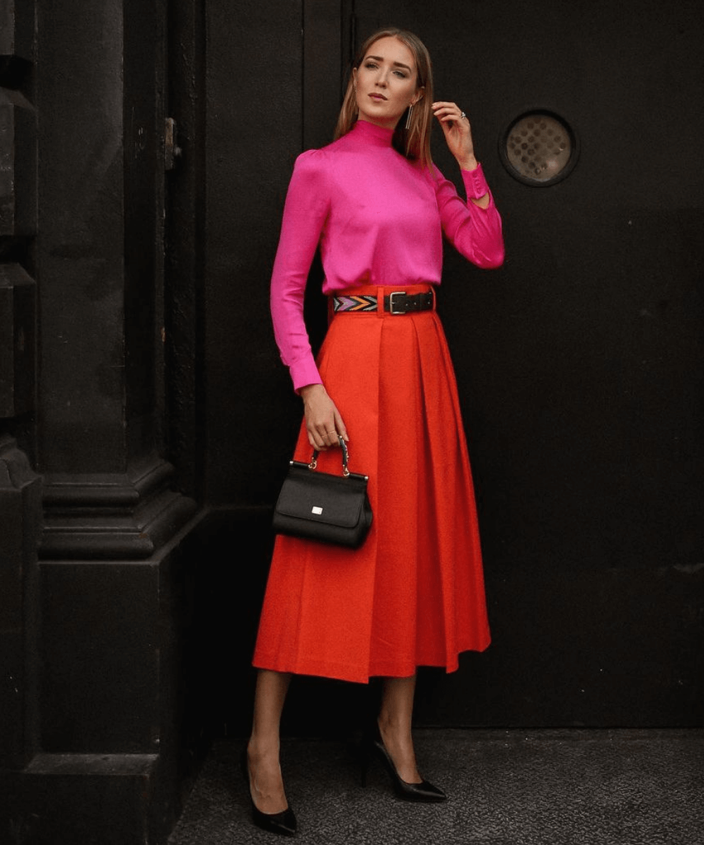 Mary Orton Scudellari - blusa pink com saia midi vermelha - looks elegantes - Inverno 2022 - na rua - https://stealthelook.com.br