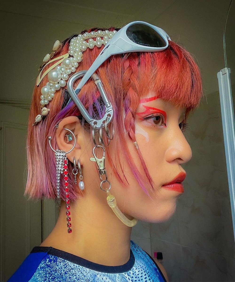 Elle | @14strk - acessórios de cabelo, óculos cinza metalizado - maximalismo meta - Verão - foto de perfil - https://stealthelook.com.br